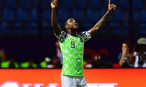SỐC! Man Utd mua 'sát thủ' Nigeria, Neville bất lực không nói nên lời