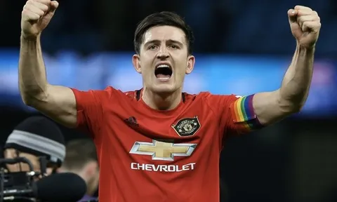 Maguire 'thăng chức' quá nhanh ở Man Utd, Neville văng tục gây sốc