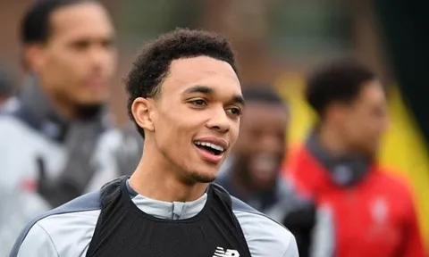 Liverpool trước thềm đại chiến: Sao trẻ trở lại, nỗi lo trung tuyến