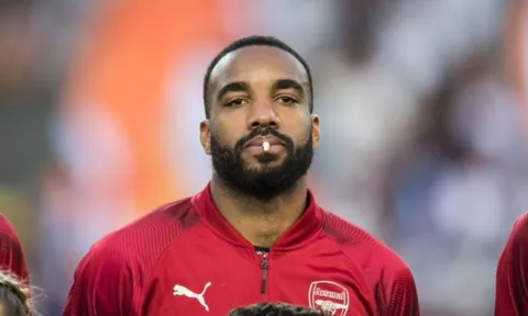 Được Barca hỏi mua, Lacazette gửi thông điệp giản đơn