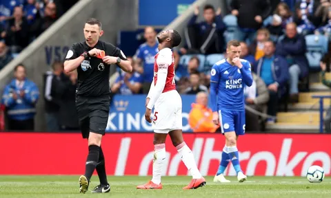 Fan Arsenal nói lời "tạm biệt" với top 4