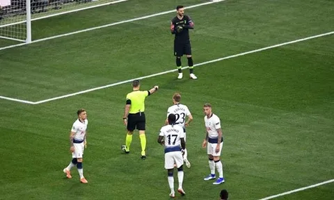 Vì sao trọng tài không xem VAR trước khi thổi penalty cho Liverpool?