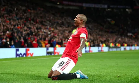 Young ra đi, Williams làm điều mà không một cầu thủ Man Utd nào làm được