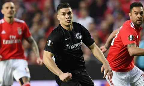 Ghi 4 bàn ở lượt đi, Benfica của 'Ronaldo 2.0' vẫn bị loại tức tưởi