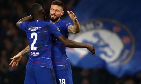 Giroud "dọa nạt" người Manchester trong ngày Chelsea đại thắng