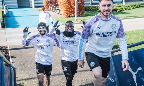 Giữa "cơn bão" Messi, đây là thái độ của dàn sao Man City