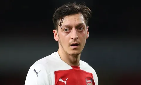 Giữa tâm bão chỉ trích, đã có 1 cái tên bảo vệ Ozil