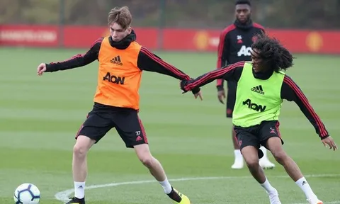 Góc Man Utd: Rốt cuộc chuyện gì đang xảy ra với lò Carrington?