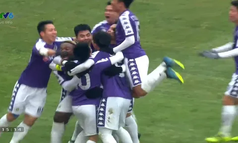 Hà Nội phối hợp như 'đá ma' CLB của Fellaini trước khi Văn Quyết volley ghi bàn đẹp mắt
