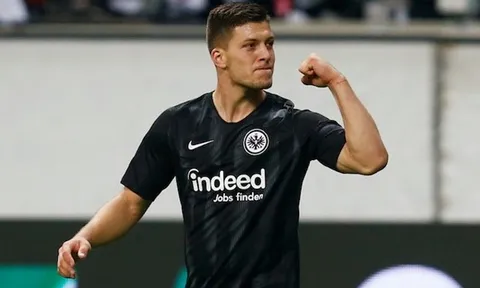 Hành động của sao Frankfurt khiến CĐV Barca mừng thầm