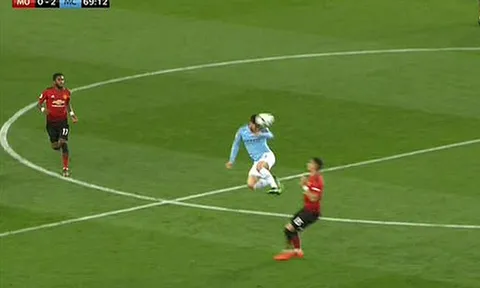 Hành động như De Jong, sao Man City đáng ra phải nhận thẻ đỏ