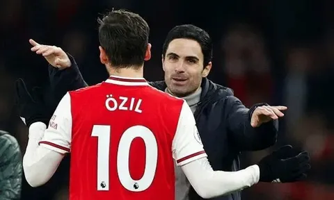 Hậu trường: Arteta, Oezil ăn mừng sau chiến thắng trước Man United