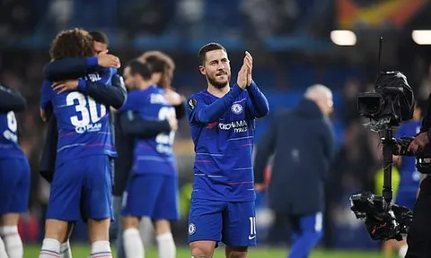 Hazard vẫy tay chào tạm biệt CĐV Chelsea