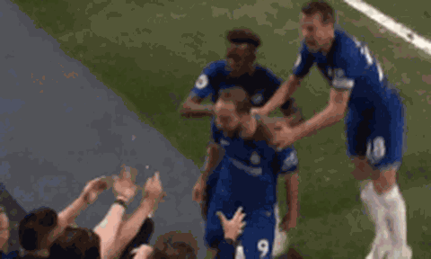 Higuain lao đầu vào ngực CĐV nữ ăn mừng sau khi ghi bàn