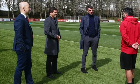 HLV AC Milan đã gửi thông điệp về tương lai đến cựu CEO Arsenal