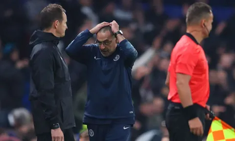 HLV Sarri bỏ lỡ khoảnh khắc lịch sử Chelsea ở Europa League