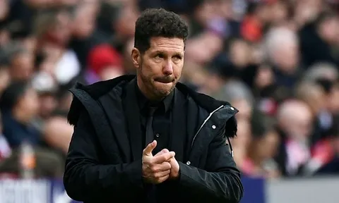 HLV Simeone tố cáo Barca, tuyên bố "xanh rờn" về thẻ đỏ của Costa