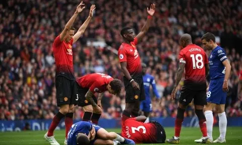Hòa Chelsea, sao M.U khóc nức nở trong phòng thay đồ
