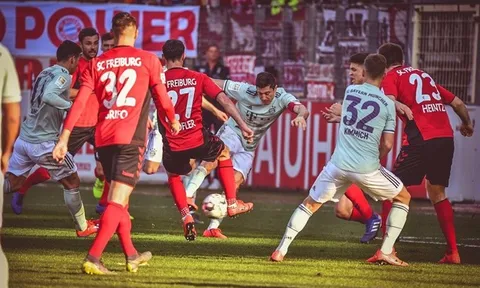 Hòa tai hại trên sân khách, Bayern mất ngôi đầu bảng vào tay Dortmund