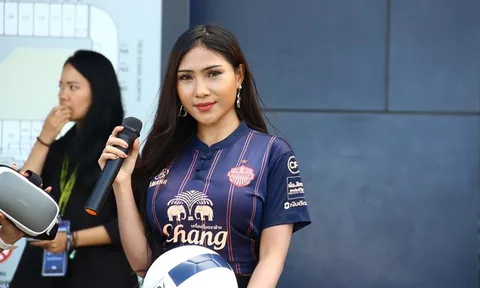 Hot girl Thái Lan "hâm nóng" bầu không khí trước trận tranh hạng 3 King's Cup