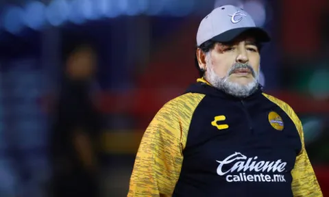 Hưởng lợi từ trọng tài, Maradona vẫn không thể đánh bại CLB bất bại