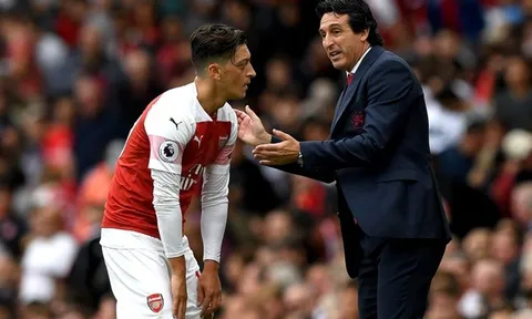 Huyền thoại Arsenal lên tiếng về Mesut Ozil