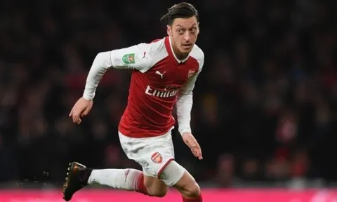 Fabregas: "Ozil không thể trở thành một thủ lĩnh hợp cách"