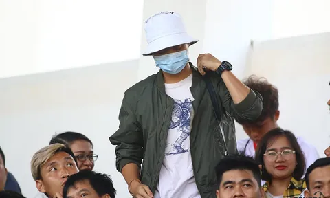 Tuấn Anh "bụi bặm" xuất hiện trên khán đài xem đàn em thi đấu