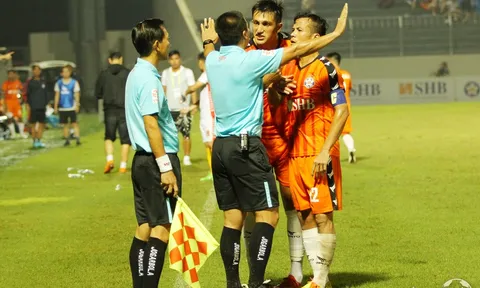 "Đẳng cấp trọng tài như này thì nên áp dụng công nghệ VAR gấp"