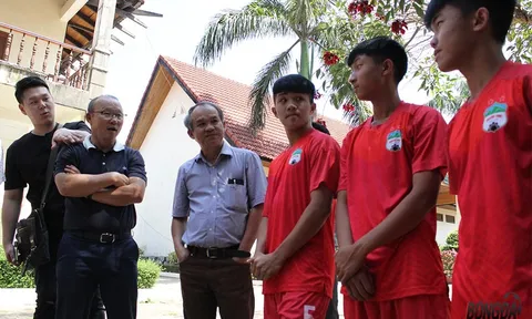 Bầu Đức "bung két" đàn em Công Phượng tập huấn châu Âu