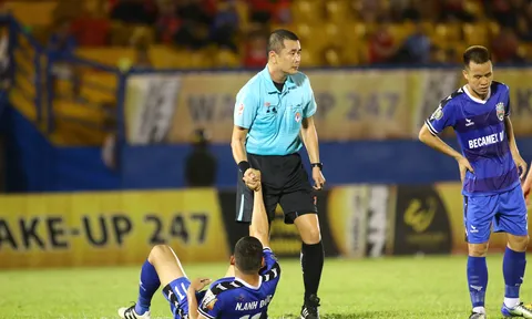 "Vua áo đen" liên tục mắc sai sót, V-League bao giờ có VAR?