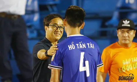 "Vi hành" sân Gò Đậu, trợ lý HLV Park Hang-seo hỏi thăm Anh Đức, động viên Tấn Tài