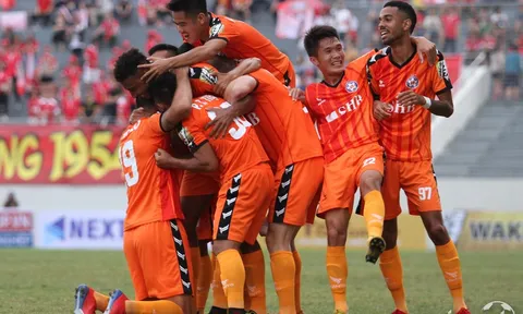 Quế Ngọc Hải nhận thẻ đỏ, Viettel thảm bại trong ngày trở lại V-League