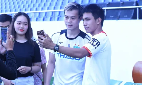 Dàn sao HAGL bị fans vây kín sau buổi tập ở Hòa Xuân