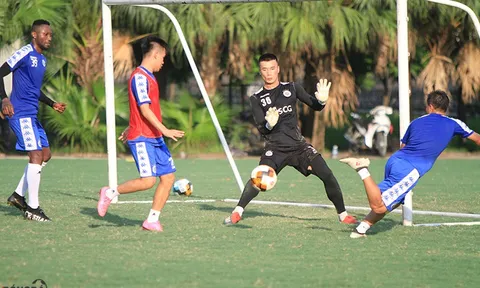 Hà Nội FC "luyện quân" trong nắng nóng gần 40 độ C