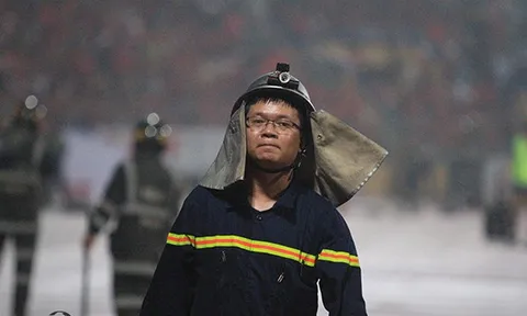 Chiến sỹ PCCC gồng mình với pháo sáng trận Hà Nội FC vs Hải Phòng
