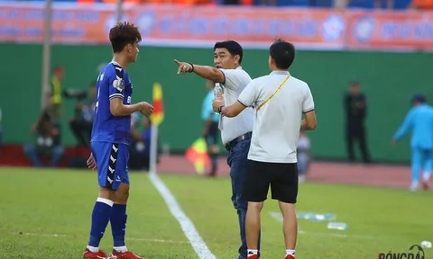 HLV Trần Minh Chiến tố trọng tài thiên vị cho SLNA