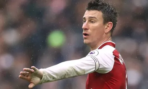 Inter Milan từ chối cơ hội sở hữu trung vệ của Arsenal