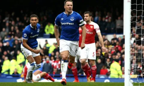 'Có sự lẫn lộn hoàn toàn ở hàng phòng ngự Arsenal'
