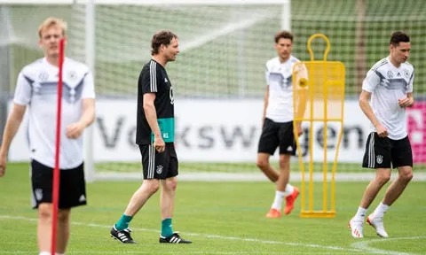 Joachim Low vắng mặt và đây là không khí tại đội tuyển Đức lúc này