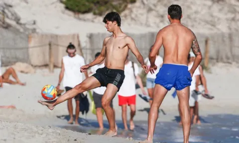 Joao Felix lộ xương sườn và thể trạng gầy gò sau chiến tích lịch sử