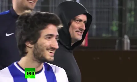 Mourinho bất ngờ tái xuất sân cỏ, luyện phòng ngự trong đêm tối