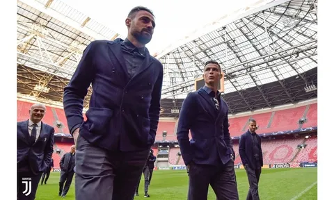 Ronaldo và dàn sao Juve đẹp 'không tưởng' rảo bước trên sân Johan Cruijff