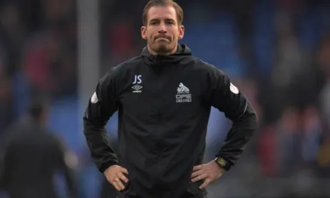 CĐV Huddersfield phản ứng bất ngờ ra sao khi xuống hạng trước 6 vòng?