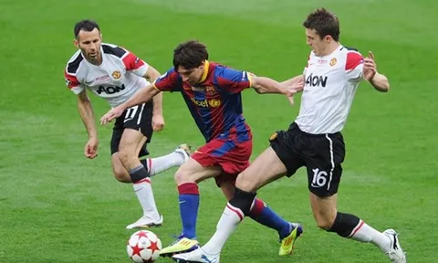 Mike Phelan so sánh Messi của hiện tại với mùa giải 2009