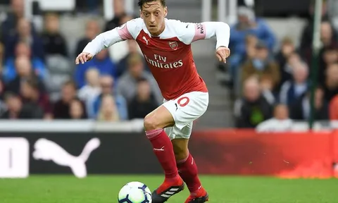 Kevin Campbell: "Arsenal nên bán Ozil"