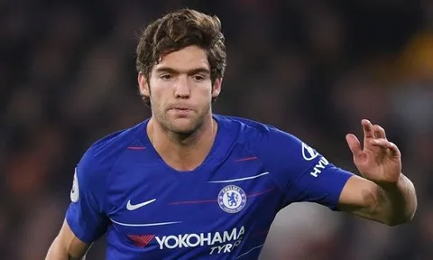Khó tin, thủ môn số 3 còn xỏ háng qua được Marcos Alonso