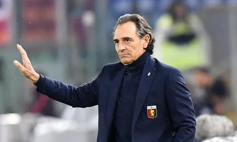 Không bị sa thải, cựu HLV Azzurri cười tươi khi rời phòng họp