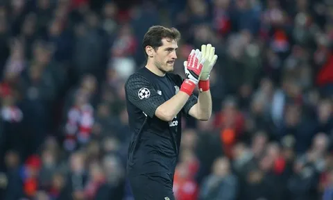 Không phục Liverpool, Casillas có hành động "thâm thúy" sau trận