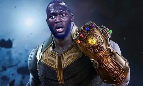 Khủng khiếp! Lukaku bật 'Thanos mode', húc văng đội trưởng Chelsea khỏi sân
